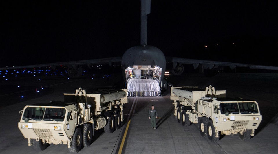 Những bộ phận đầu tiên của THAAD đã được Mỹ chuyển tới căn cứ không quân Osan tại Hàn Quốc hôm 7/3 (Ảnh: Reuters)