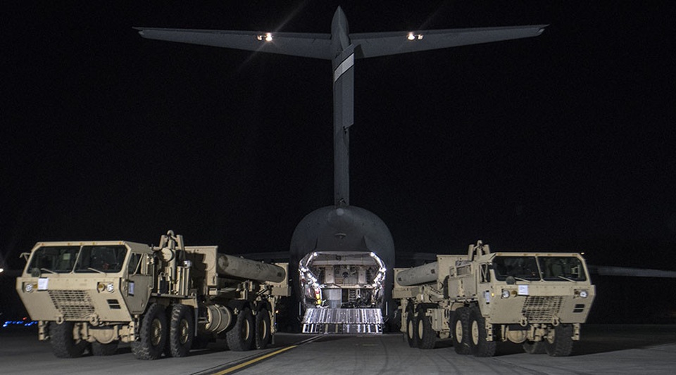 Mỹ đưa lá chắn tên lửa THAAD tới địa điểm triển khai ở Hàn Quốc - 1
Xe tải chở các bộ phận của THAAD tới điểm triển khai trên lãnh thổ Hàn Quốc ngày 6/3/2017 (Ảnh: Xinhua)