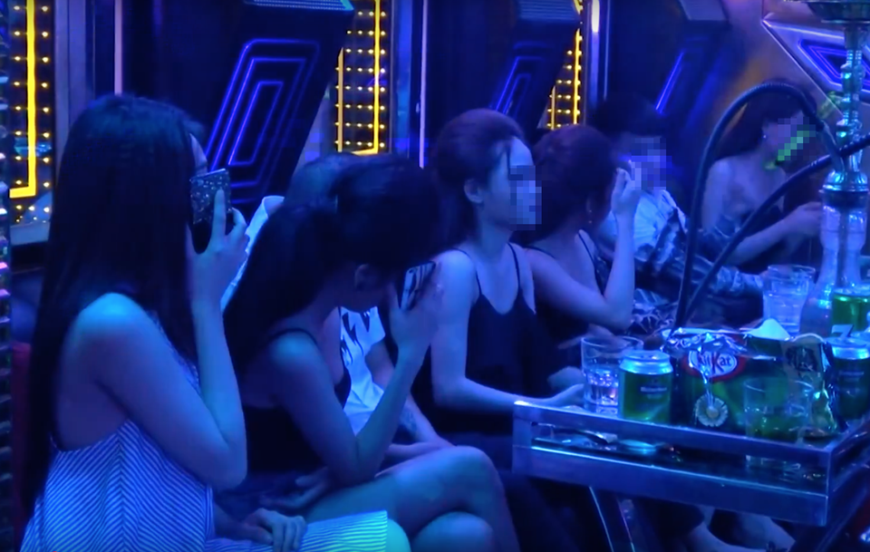 Vụ thác loạn trong karaoke “chui” ở Sài Gòn: 82 người dương tính ma tuý - 3 Rất nhiều cô gái có mặt trong bữa tiệc ma tuý khi công an ập vào kiểm tra