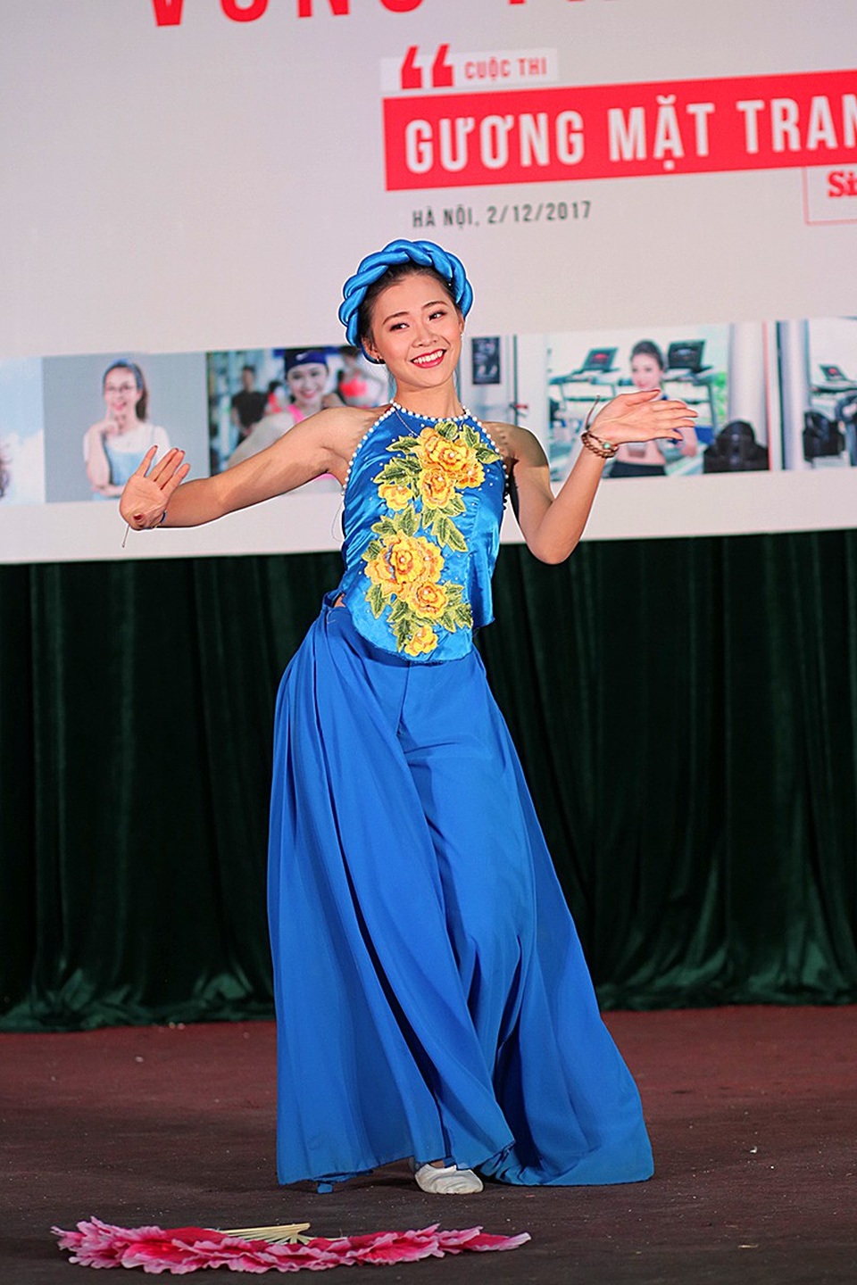 Điệu múa hút hồn của nữ sinh mang tên loài hoa Thạch Thảo - 1
Cô gái mang tên loài hoa của mùa thu Hà Nội Thạch Thảo khoe nét dịu dàng, nữ tính