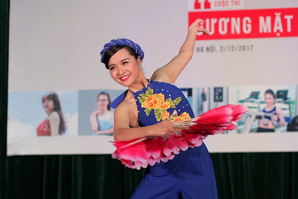 Điệu múa hút hồn của nữ sinh mang tên loài hoa Thạch Thảo - 8
Nữ sinh Nguyễn Tú Uyên duyên dáng trong diệu múa Son