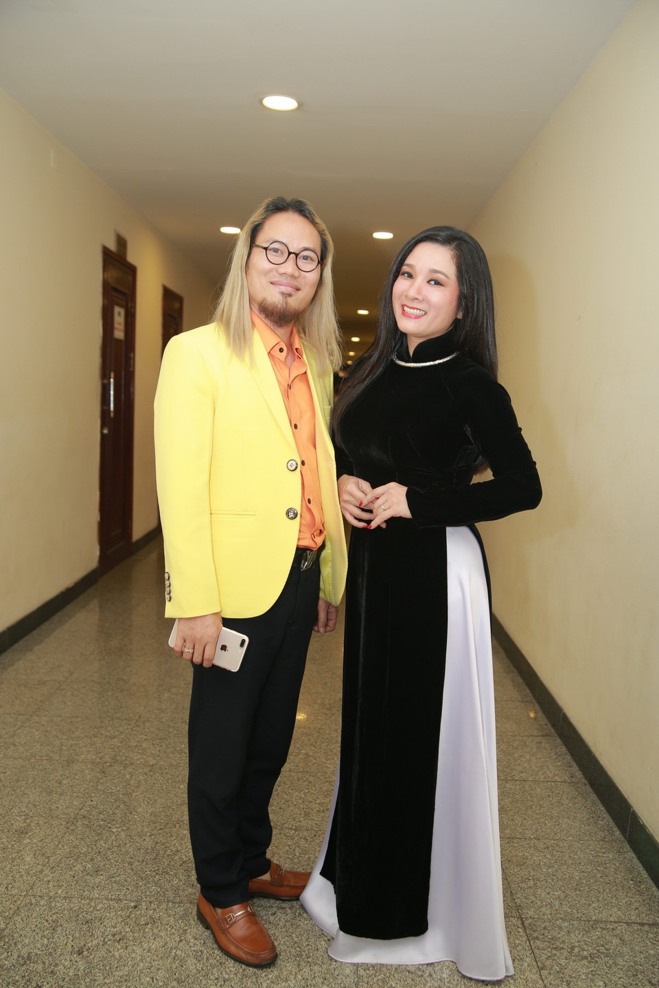 MC Thảo Vân bất ngờ diện đồ bà ba sặc sỡ, khoe giọng hát “ngọt lịm” - 11 NSƯT Thanh Thanh Hiền khoe nét mặt mà bên nghệ sỹ Công Vượng với bộ áo dài đen kiềng bạc rất đỗi Hà Thành.