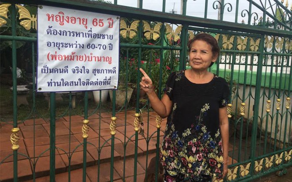 Cụ bà Sompong 65 tuổi treo biển tìm bạn trai trước cửa nhà