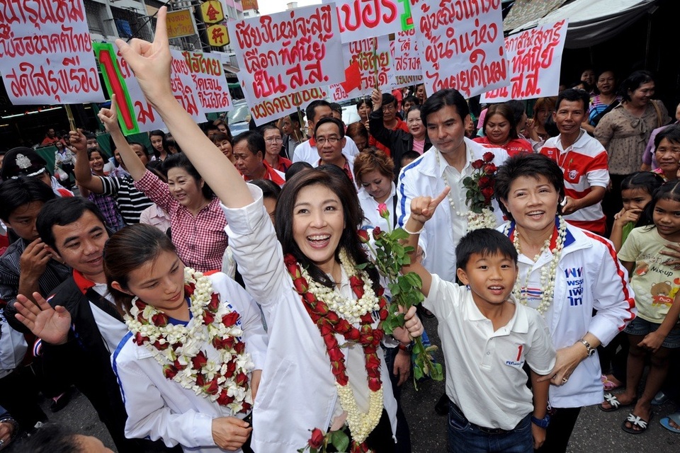 Cuộc đời thăng trầm của cựu Thủ tướng Thái Lan Yingluck - 7 Tháng 5/2011, Đảng Pheu Thai đề cử doanh nhân Yingluck làm ứng cử viên chức Thủ tướng trước cuộc tổng tuyển cử ngày 3/7/2011 dù trước đó bà Yingluck từng tuyên bố không muốn làm chính trị. Tuy nhiên, với sự ủng hộ của đông đảo người dân, đảng của bà Yingluck đã giành chiến thắng trong cuộc bầu cử, đưa bà trở thành nữ thủ tướng đầu tiên của Thái Lan ở tuổi 44. (Ảnh: PRI)