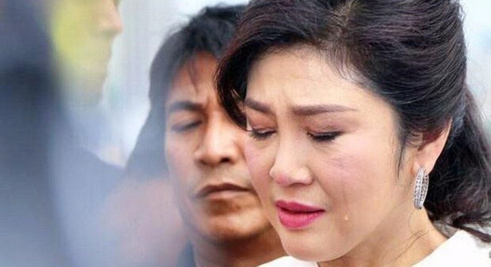 Cuộc đời thăng trầm của cựu Thủ tướng Thái Lan Yingluck - 9 Sóng gió ập đến với bà Yingluck khi vào ngày 7/5/2014, Tòa án Hiến pháp Thái Lan cho rằng nữ thủ tướng xinh đẹp đã lạm quyền và tước quyền của bà. Nhiều bộ trưởng cũng đã bị mất chức vì ủng hộ bà Yingluck, trong khi bản thân bà Yingluck cũng phải đối mặt với nhiều cáo buộc cũng như sức ép từ nhiều phía. (Ảnh: Phuket News)