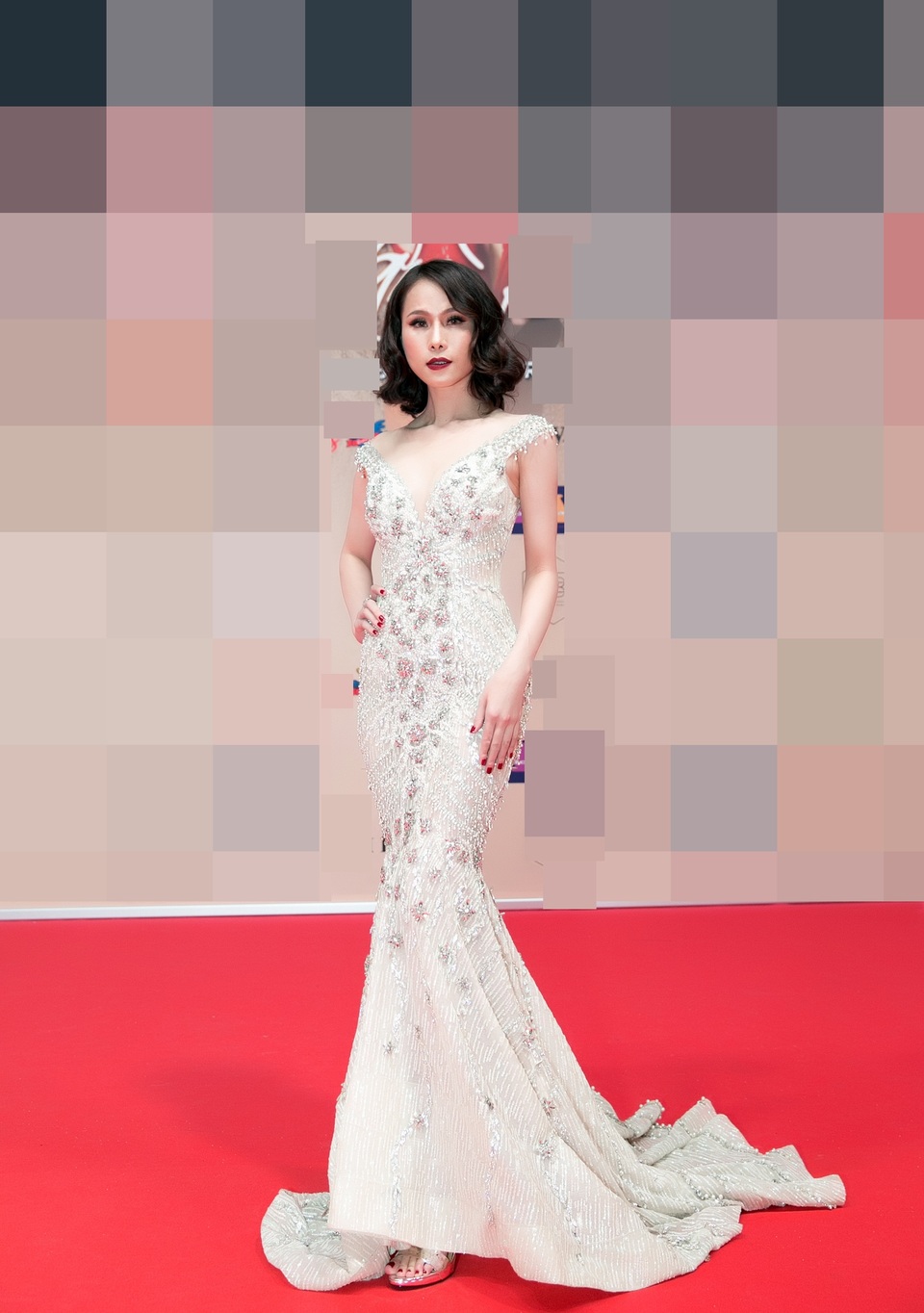 Hồ Ngọc Hà hóa công chúa, Lâm Thùy Anh soán ngôi “Nữ hoàng thảm đỏ” - 8 Người mẫu Thái Hà gợi cảm với đầm đuôi cá.