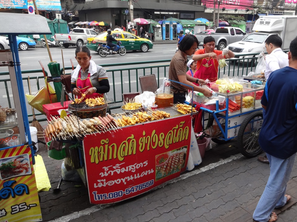 Bangkok sẽ cấm bán hàng rong vỉa hè vào cuối năm nay - 1 Những quán hàng rong trên vỉa hè đã trở thành một phần không thể thiếu trong ẩm thực Thái