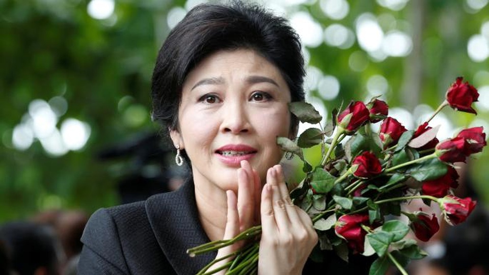 Cuộc đời thăng trầm của cựu Thủ tướng Thái Lan Yingluck - 13 Do không có mặt tại phiên tòa ra phán quyết cuối cùng vào sáng nay 25/8, Tòa án Tối cao Thái Lan đã phát lệnh truy nã đối với bà Yiingluck. Theo thông tin từ tòa, bà Yingluck cho biết không thể tham dự phiên tòa do đang có vấn đề về thính lực. Nếu bị tuyên có tội, bà sẽ phải đối diện với án 10 năm tù và bị cấm tham gia chính trị trọn đời theo hiến pháp mới do quân đội soạn thảo. (Ảnh: Reuters)