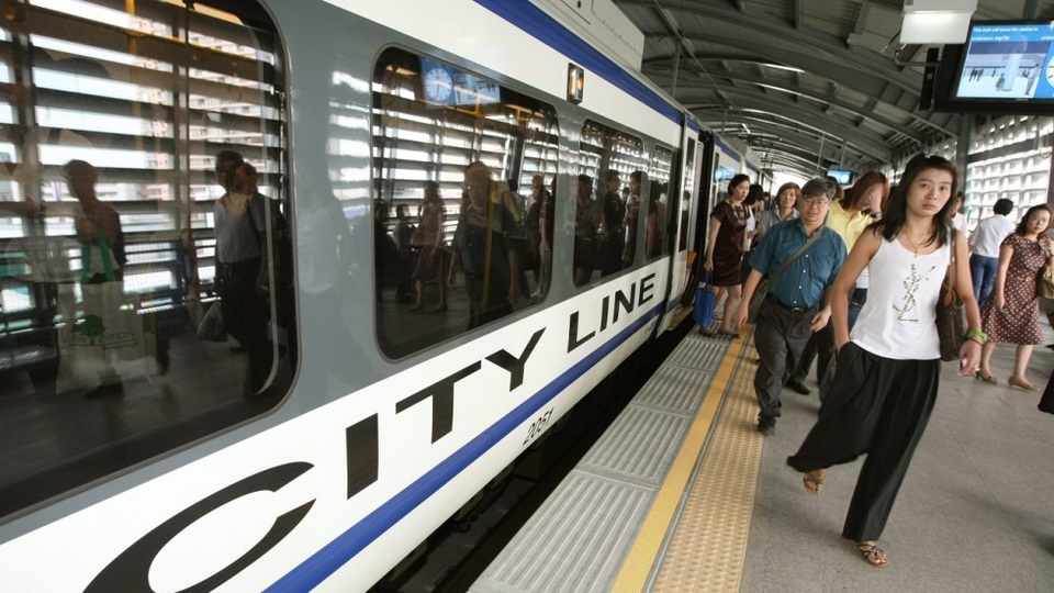 Thái Lan chi 5,2 tỷ USD xây dựng một phần đường sắt với Trung Quốc - 1 Một tuyến tàu cao tốc tại sân bay Thái Lan (Ảnh: EPA)