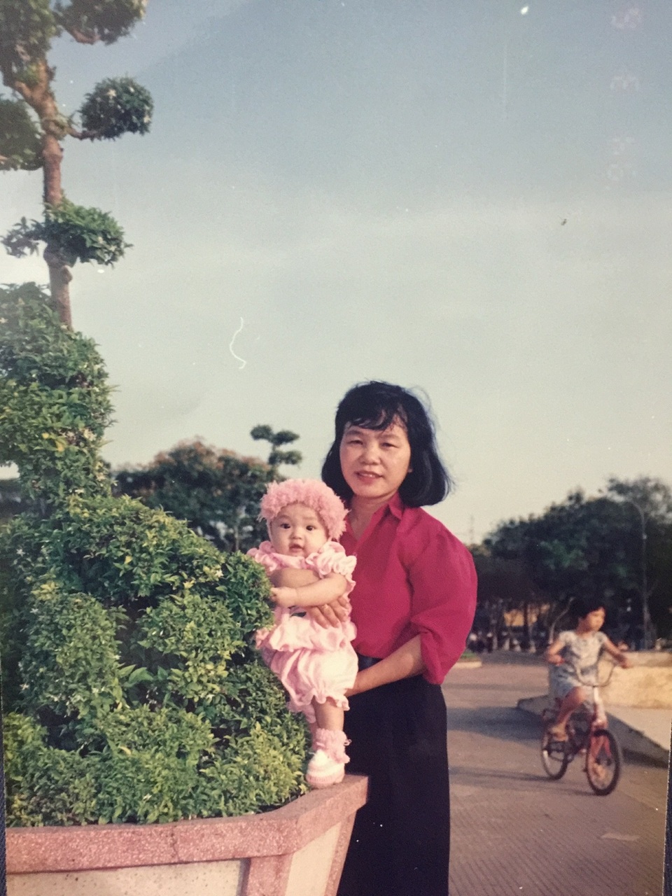 Thái Trinh cũng bất ngờ khi tung ảnh còn bé của mình với mẹ. Cô viết dòng chia sẻ đầy tâm trạng: “Công viên Lê Văn Tám, mẹ đẹp và em bé Sài Gòn. Chụp bởi bố đẹp trai quần hai cái túi (ngày xưa mình hay nhét lén lá khế và cánh hoa vào túi bố). Màu hình vintage tự nhiên. Công viên nay vẫn còn, màu vintage thì giờ muốn filter gì cũng có. Nhưng chỉ có mẹ là không tìm đâu ra được nữa. Em bé nhớ mẹ lắm, mẹ có nhớ em không?”