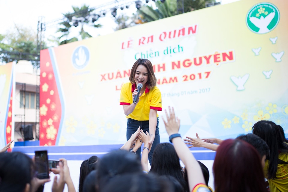 Á hậu Thùy Dung, Quang Đăng “cháy” cùng SV tình nguyện TPHCM - 8 Riêng ca sĩ Thái Trinh nhiệt tình thể hiện ca khúc Mong ước kỷ niệm xưa và được các bạn đón nhận nhiệt tình. Nữ ca sĩ kêu gọi các bạn sinh viên cùng hoà vang giọng hát khiến không khí của lễ ra quân càng hứng khởi.
