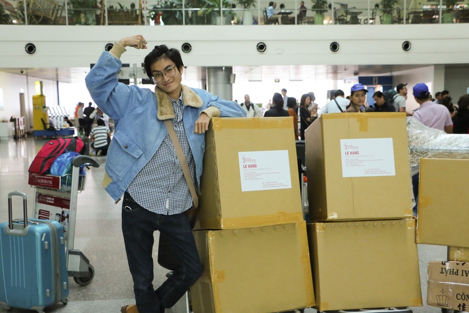 Toàn bộ trang phục mất nhiều thời gian tách rời và đóng thùng cẩn thận với 11 kiện hàng vận chuyển sang Manila. Từng thùng hàng đều được phía hãng máy bay hỗ trợ vận chuyển bằng tay thay vì băng chuyền như hàng hoá thông thường.