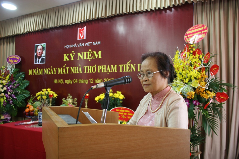 Điều chưa biết về cố nhà thơ Phạm Tiến Duật qua lời kể của nhà biên kịch Hồng Ngát - 2 Vợ cố nhà thơ Phạm Tiến Duật trong lễ kỷ niệm 10 năm ngày mất do Hội Nhà văn Việt Nam tổ chức. Ảnh: Hội NVVN.