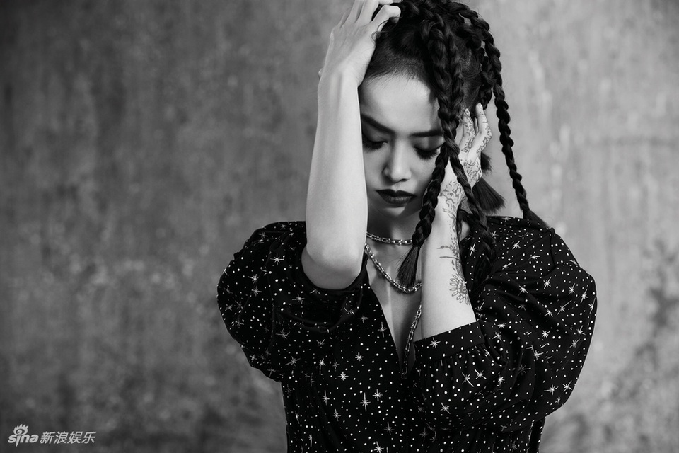 
Thành đạt và giàu có nhưng Thái Y Lâm lại khác trắc trở trong chuyện tình cảm. Cô hiện vẫn độc thân và chờ đợi người đàn ông thích hợp với mình sau nhiều chuyện tình không thành trong quá khứ.
