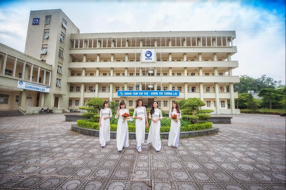 Thái Nguyên: Trường ĐH CNTT và Truyền thông tặng máy tính và học bổng cho tân sinh viên - 1 Thái Nguyên: Trường ĐH CNTT và Truyền thông tặng máy tính và học bổng cho tân sinh viên - 1