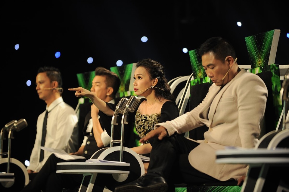 Giọng hát đồng đều giữa các thí sinh khiến huấn luyện viên Cẩm Ly - Minh Vy khá đau đầu để chọn người đi tiếp. Tâm sự với học trò, nhạc sĩ Minh Vy cho biết: “4 ngày nay, đêm nào 2 vợ chồng cũng gây lộn. Chị Ly hỏi anh: Anh ơi hát như vậy, chọn ai rồi bỏ ai. Dựng bài như vậy, biết đứa nào đi ra, đứa nào đi vào…”