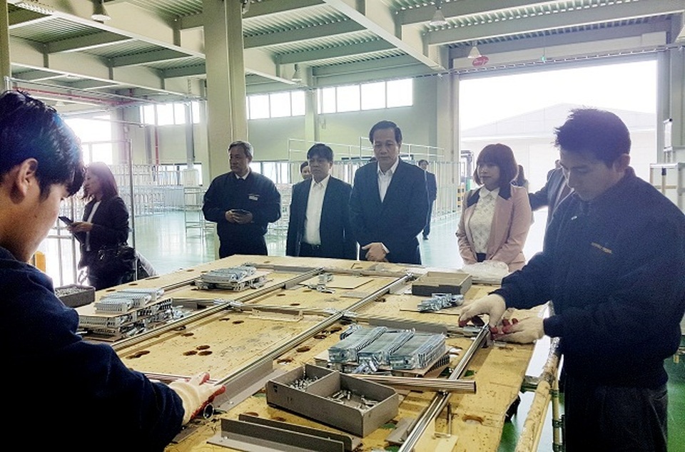 Nếu việc bỏ trốn giảm, Hàn Quốc sẽ nhận thêm nhiều lao động Việt Nam - 2
Bộ trưởng Đào Ngọc Dung và đoàn công tác thăm lao động Việt Nam đang làm việc tại Nhà máy sản xuất ống thép G.S.ACE Industry Co, tại tỉnh Gyeonggi (Hàn Quốc).