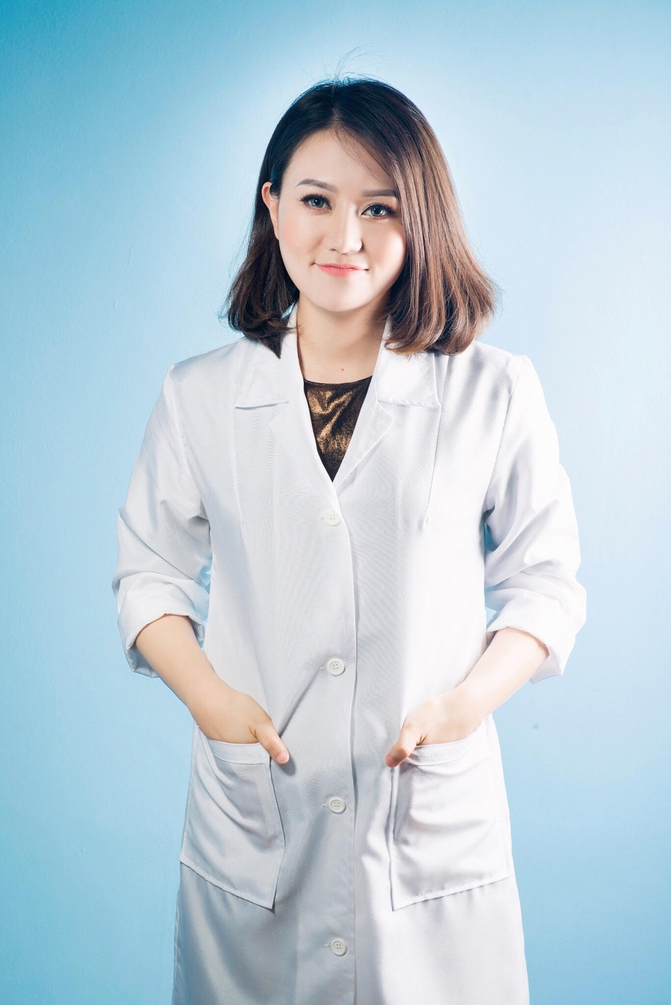 Cô gái 8X sở hữu nhiều giải thưởng ngành thẩm mỹ công nghệ cao - 1
Khởi đầu sự nghiệp là học từ mẹ, nhưng không dừng lại ở đấy, Thảo luôn khao khát được học hỏi nhiều hơn, Thảo tham gia rất nhiều các khóa học, những cuộc thi mang tính quốc gia đến quốc tế như Hàn Quốc, Thái Lan, Trung Quốc...