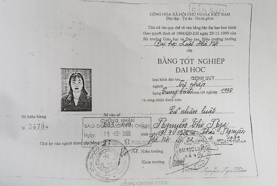 Phát hiện thẩm phán TAND thành phố Thái Nguyên dùng bằng giả - 1 Bằng tốt nghiệp Đại học Luật Hà Nội của bà Nguyễn Thị Nga - Thẩm phán TAND thành phố Thái Nguyên, tỉnh Thái Nguyên vừa bị thu hồi (Ảnh: Thế Kha).