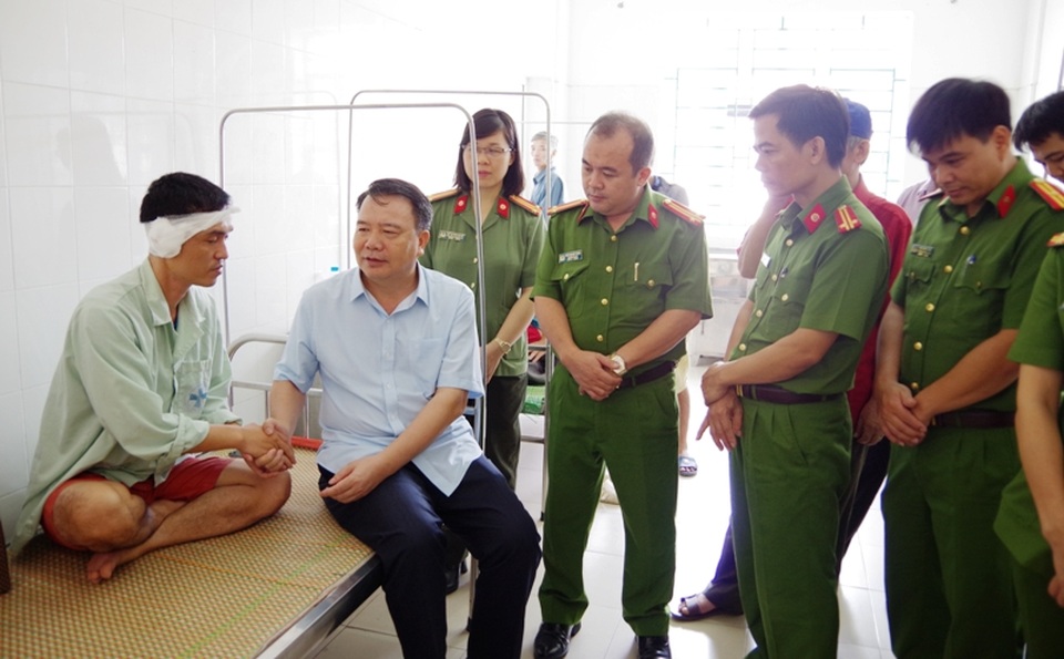 Đội trưởng Đội Cảnh sát 113 bị tấn công khi đang làm nhiệm vụ - 1
Đại tá Nguyễn Văn Trung, Giám đốc Công an tỉnh (ảnh: Công an Hà Nam) thăm, tặng quà Đội trưởng Nguyễn Anh Tú bị thương trong khi làm nhiệm vụ.