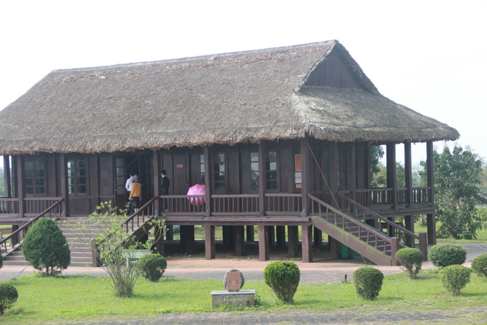 Hàng trăm du khách tham quan Di tích lịch sử Quốc gia đôi bờ Hiền Lương - 3 Hàng trăm du khách tham quan Di tích lịch sử Quốc gia đôi bờ Hiền Lương - 3