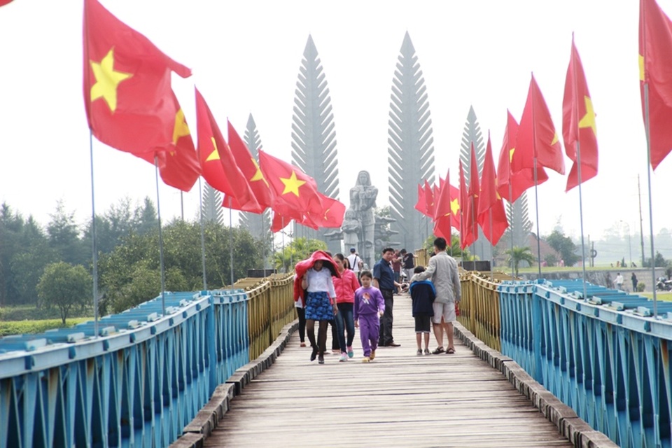 Hàng trăm du khách tham quan Di tích lịch sử Quốc gia đôi bờ Hiền Lương - 1 Những ngày đầu năm, lượng khách ghé chân tham quan tại Di tích Hiền Lương rất đông
