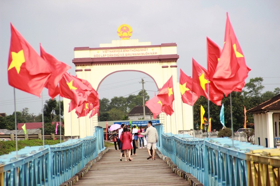 Hàng trăm du khách tham quan Di tích lịch sử Quốc gia đôi bờ Hiền Lương - 7 Vào dịp kỷ niệm ngày thống nhất, cầu Hiền Lương thu hút rất đông khách du lịch