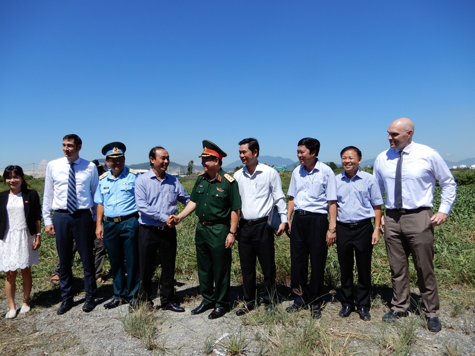 Các đại biểu khảo sát khu vực đất đã được xử lý tại sân bay Đà Nẵng 