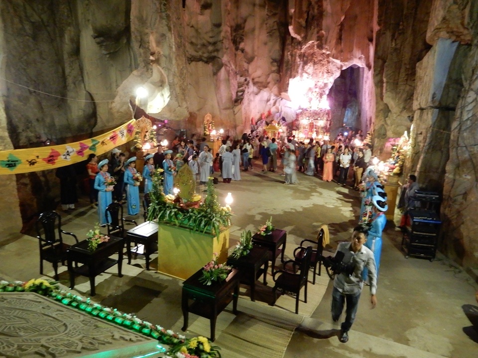 Người dân và du khách bước xuống động Âm Phủ trong lễ Vu Lan này không phải để xuống 10 tầng địa ngục mà là để cảm nhận từ lòng đất này một nguồn suối nhiệm mầu nuôi dưỡng cho sự sống, để sống đẹp hơn.