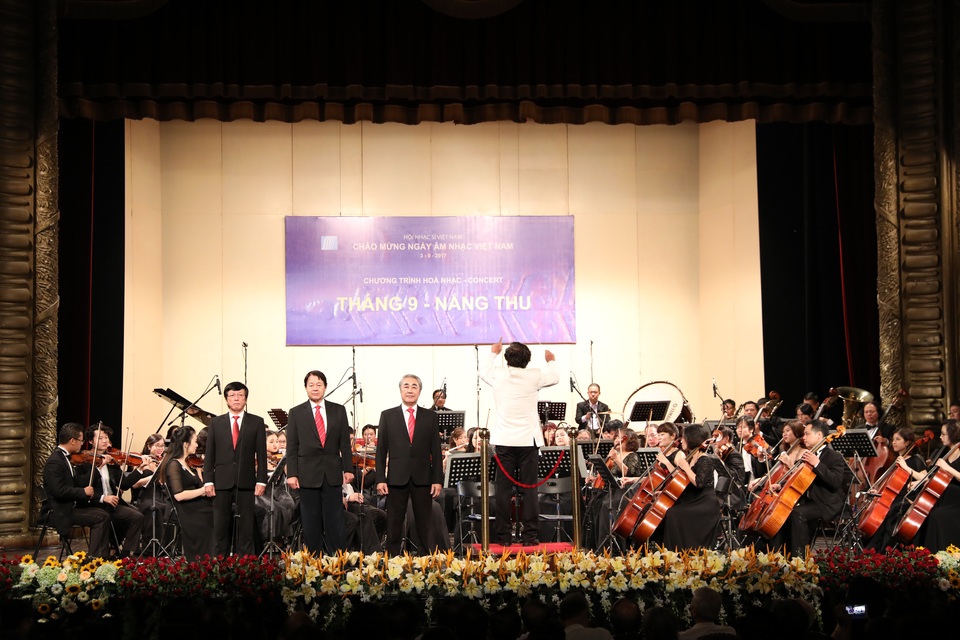 “Hoàng tử nhạc nhẹ” thập niên 80 tái xuất trong đêm “Tháng 9 - Nắng thu” - 4 NSƯT Quang Huy (đứng giữa) và NSND Quang Thọ, NSƯT Minh Đức trong tiết mục Đường chúng ta đi.