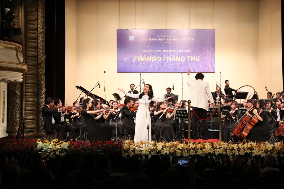 “Hoàng tử nhạc nhẹ” thập niên 80 tái xuất trong đêm “Tháng 9 - Nắng thu” - 5 “Hoàng tử nhạc nhẹ” thập niên 80 tái xuất trong đêm “Tháng 9 - Nắng thu” - 5