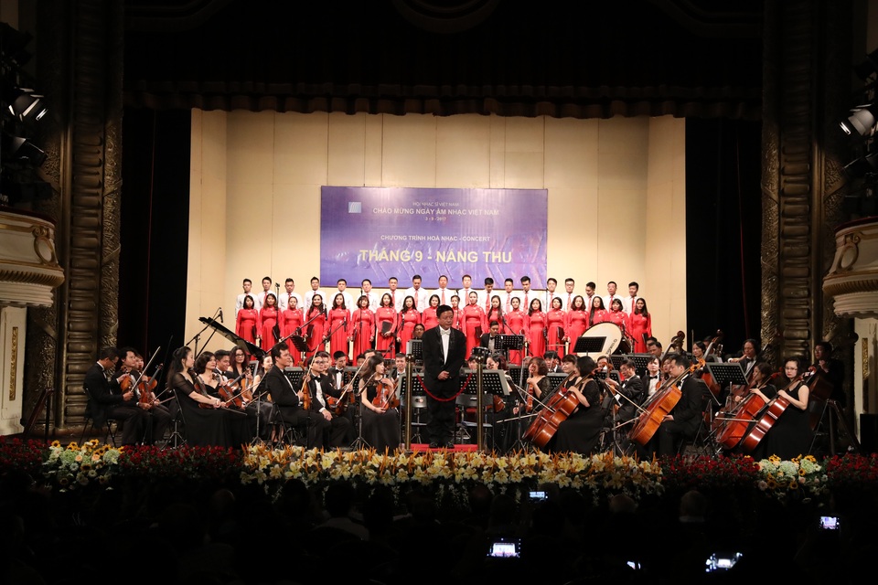 “Hoàng tử nhạc nhẹ” thập niên 80 tái xuất trong đêm “Tháng 9 - Nắng thu” - 2 Nhạc sỹ Đỗ Hồng Quân - Chủ tịch Hội Nhạc sỹ Việt Nam chỉ huy dàn hợp xướng.