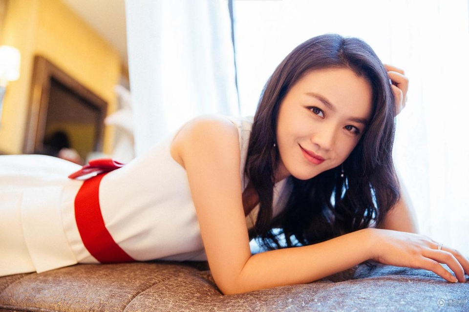 Mỹ nhân “Sắc, Giới” cuốn hút với nụ cười “ngọt lịm” - 12
Thang Duy kết hôn với đạo diễn người Hàn Quốc - Kim Tae Yong vào tháng 8/2014 sau một thời gian hò hẹn bí mật. Cuộc sống của nữ diễn viên 37 tuổi bên chồng và con gái luôn khiến fan tò mò bởi Thang Duy vốn là người ít nói và hạn chế bật mí cuộc sống riêng tư.