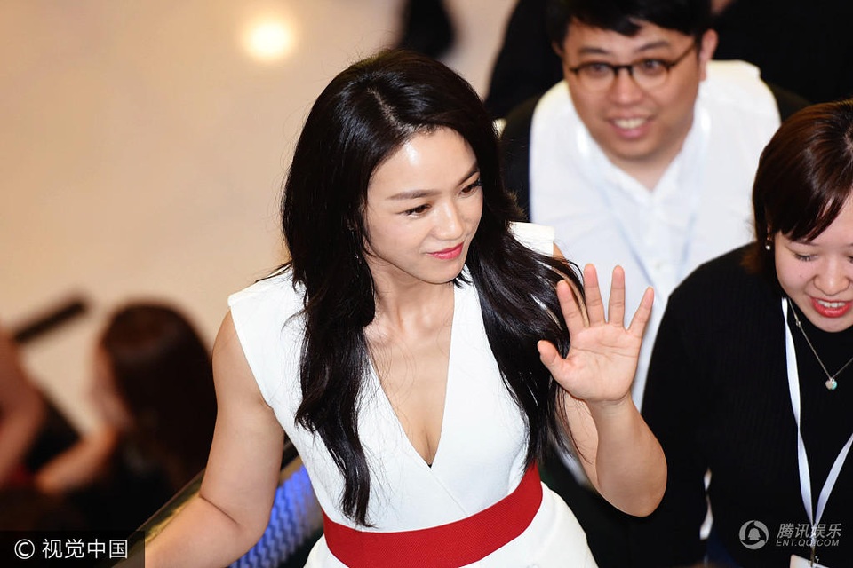 Mỹ nhân “Sắc, Giới” cuốn hút với nụ cười “ngọt lịm” - 2
Sự xuất hiện của mỹ nhân Sắc, Giới thu hút sự chú ý của fan cũng như báo giới. Cô vẫy tay chào mọi người và đáp lại tình cảm của khán giả dành cho mình.