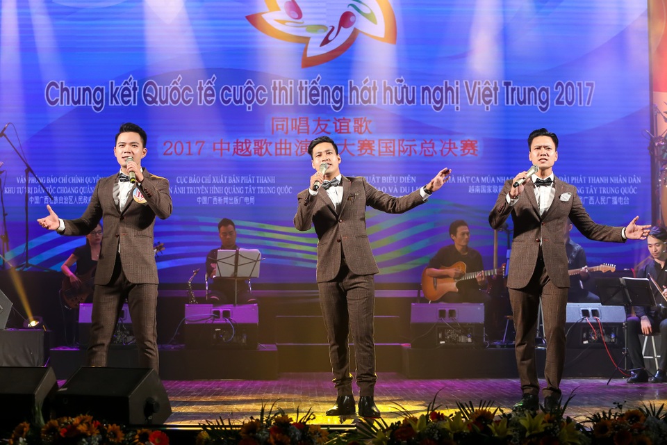 4 chàng “soái ca” giành giải nhất cuộc thi Tiếng hát Việt Trung 2017 - 2 Nhóm Thăng Long của Việt Nam.
