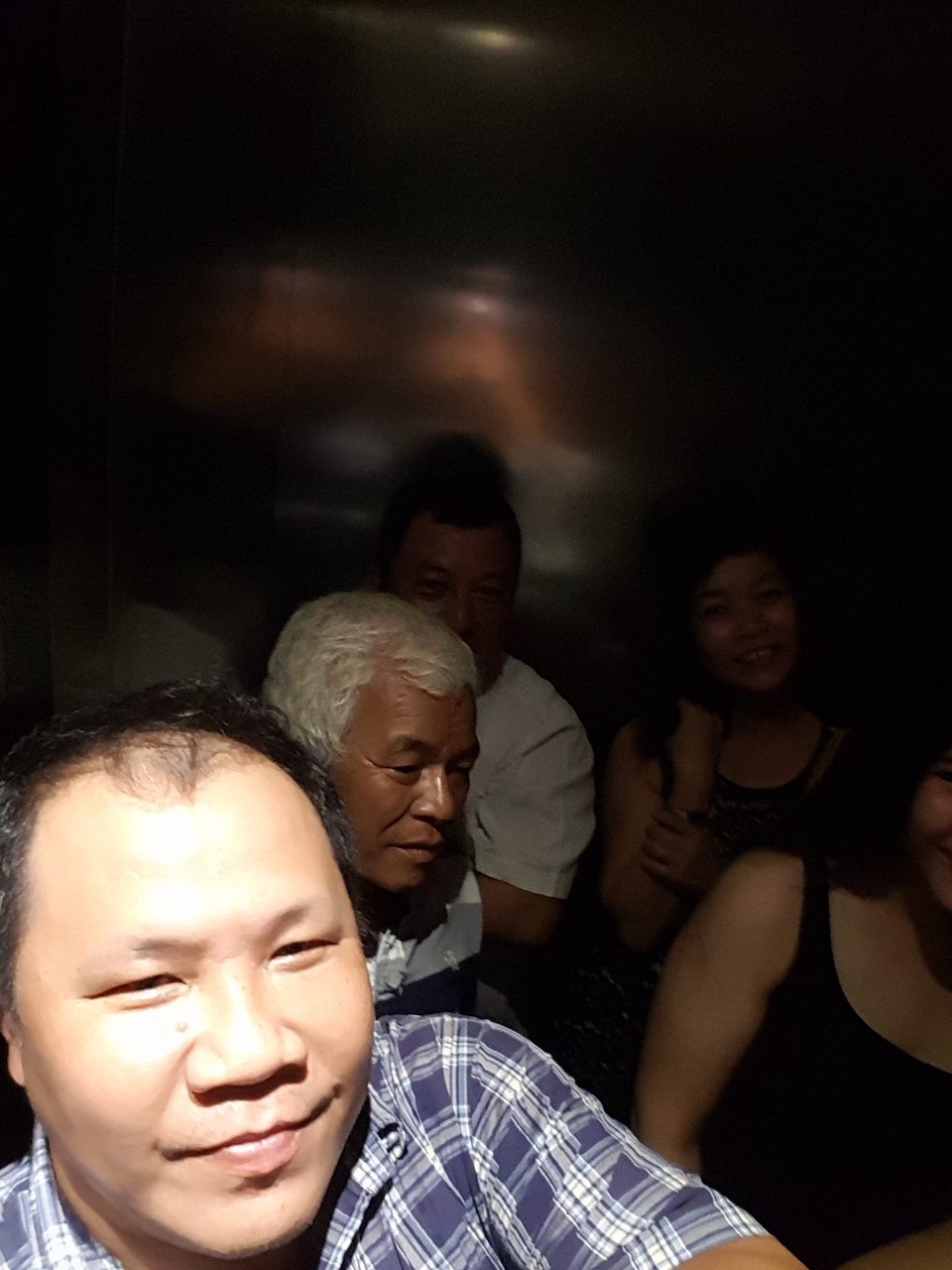 14 người bị “nhốt” trong thang máy tòa nhà cao nhất Sài Gòn - 2 Những người đang bị nhốt trong thang máy (Ảnh: Khách đi thang máy cung cấp cho PV Dân trí)
