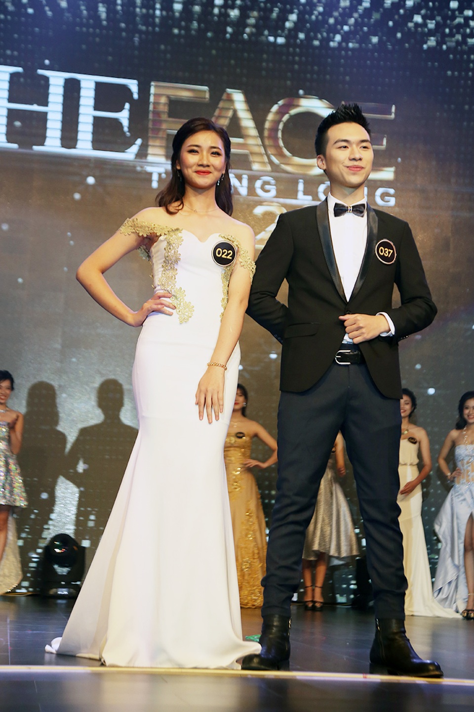 
Thí sinh Phan Linh Chi và Vũ Ngọc Đức đã cùng nhau trải qua những giây phút “cân não” khi trả lời câu hỏi ứng xử từ bộ đôi giám khảo “ông trùm” – NSND Hoàng Dũng và “mẹ chồng” – NSND Lan Hương.
