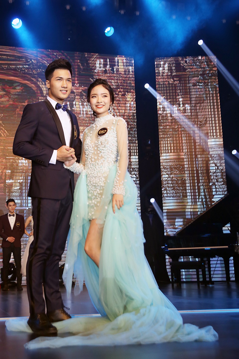 
Nguyễn Tùng Lâm lịch lãm sánh bước bên bạn diễn trong phần thi trang phục dạ hội
