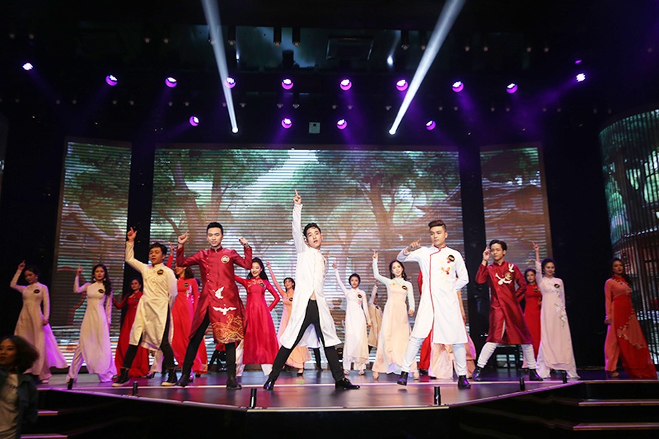 
28 thí sinh năng động, cá tính trong phần biểu diễn chung
