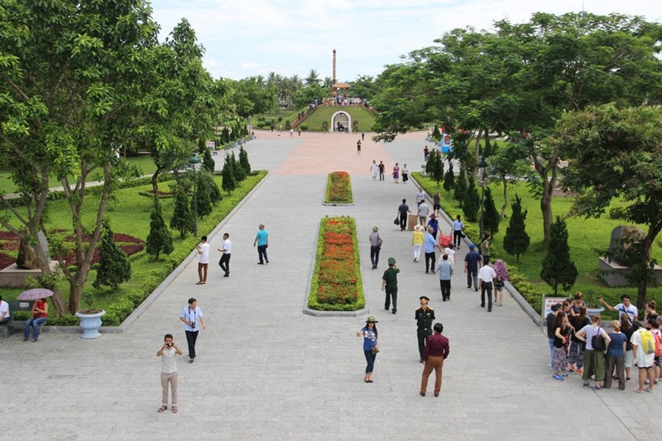 Những điểm du lịch hấp dẫn trên “đất lửa” Quảng Trị - 5 Người dân về tri ân liệt sĩ tại Thành Cổ Quảng Trị