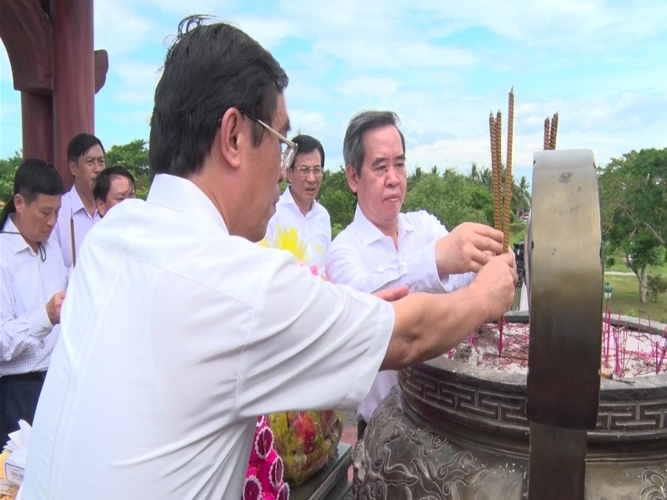 Trưởng Ban Kinh tế Trung ương Nguyễn Văn Binh và lãnh đạo tỉnh Quảng Trị dâng hương tri ân liệt sĩ tại Thành cổ Quảng Trị