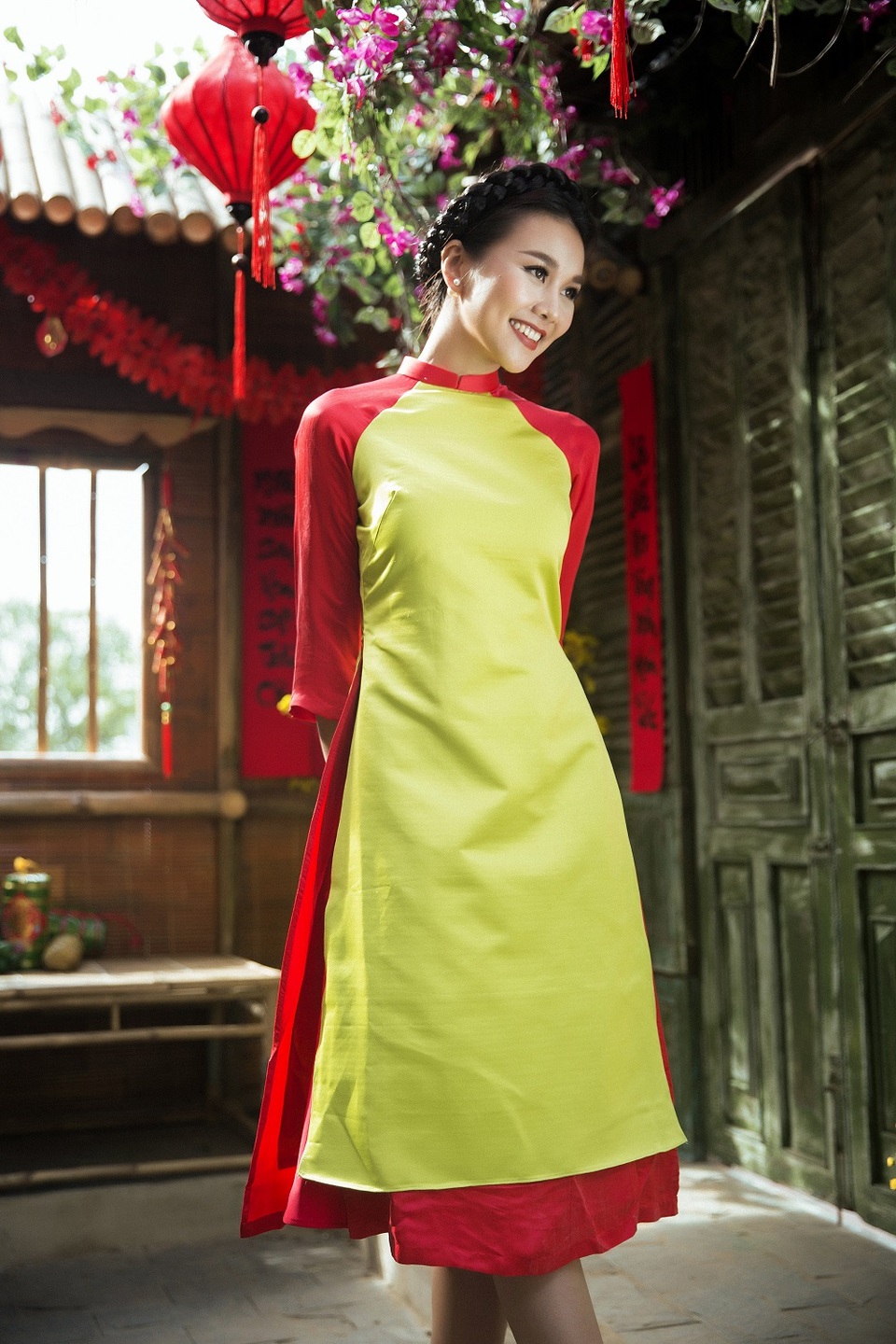 Bộ áo dài của mang đậm hương vị ngày Tết với hai sắc màu chủ đạo đỏ và vàng.