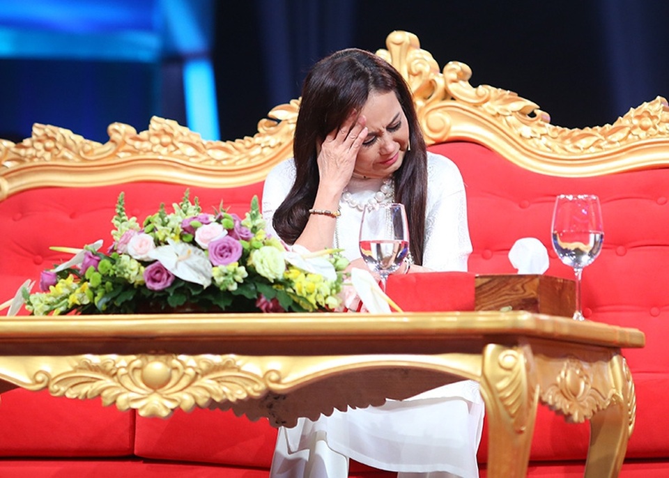 Thanh Hằng lấy chồng vội vã năm 16 tuổi vì sợ... “chửa hoang” - 4 Cô cho biết chồng mình có máu đỏ đen. “Cứ mỗi lần kêu ổng ngừng đánh bài để trông con thì chị lại bị đánh tới tấp” - Thanh Hằng kể cùng Trấn Thành.