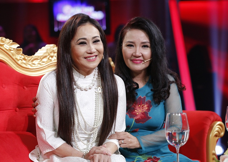 Thanh Hằng lấy chồng vội vã năm 16 tuổi vì sợ... “chửa hoang” - 2 Nghệ sĩ Thanh Hằng và em gái cùng cha khác mẹ Ngân Quỳnh rất thương yêu nhau