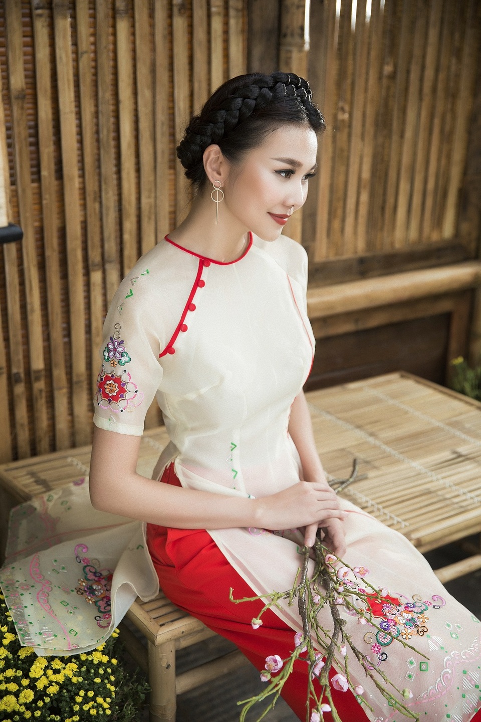 Siêu mẫu Thanh Hằng gợi cảm với áo dài cách điệu du xuân - 12