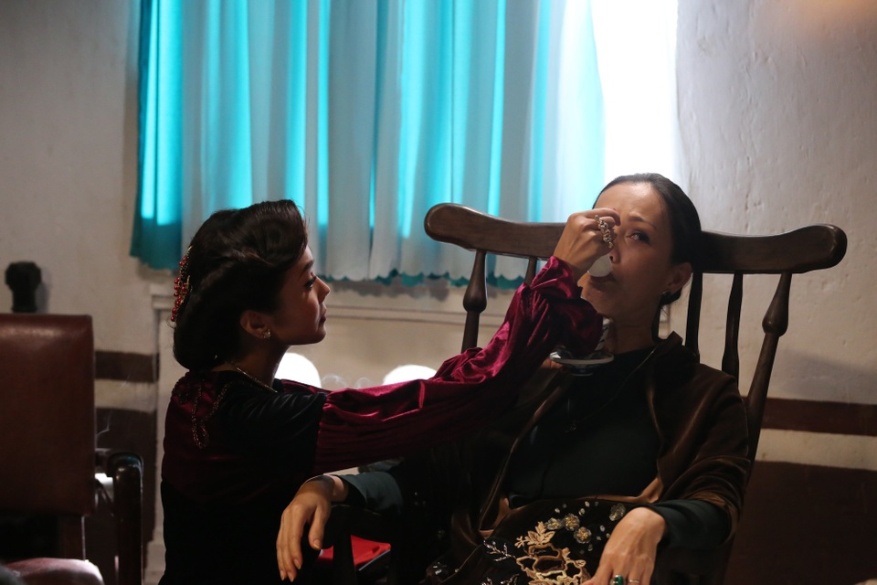 Phim về cuộc chiến tàn khốc giữa “mẹ chồng” Diễm My với “con dâu” Thanh Hằng - 2 Đoạn Ba Trân (Thanh Hằng) đuta cho bà Hai Lịnh (Diễm My) ăn gây nhiều ám ảnh.