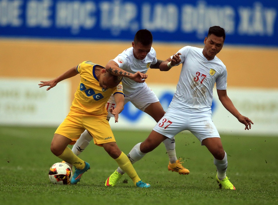 Đội bóng của Công Vinh thua đau Thanh Hóa ở phút cuối - 2
TPHCM (trắng) đã nỗ lực trong cả trận đấu - Ảnh: Gia Hưng