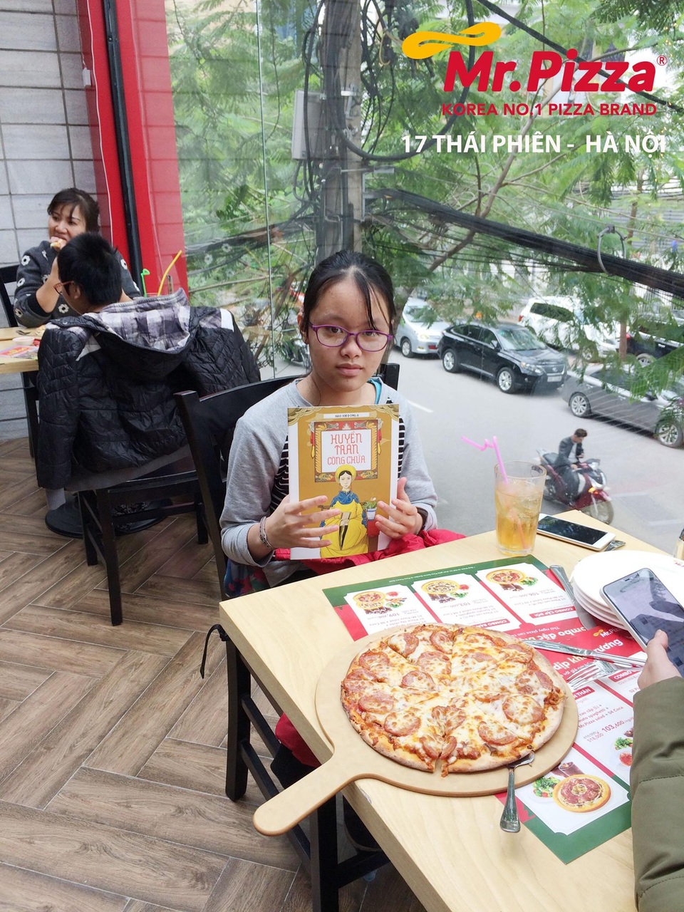 "Tôi muốn đồng hành cùng trẻ em nghèo trên con đường học thức" - 2
Trẻ em đến ăn bánh sẽ được nhận sách