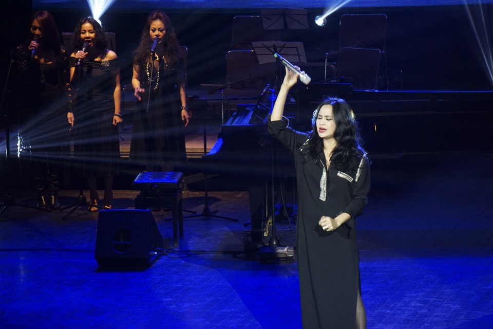 Thanh Lam hát mềm mại, biểu diễn sexy khi hát nhạc Phú Quang - 13 Thanh Lam được khán giả cổ vũ.