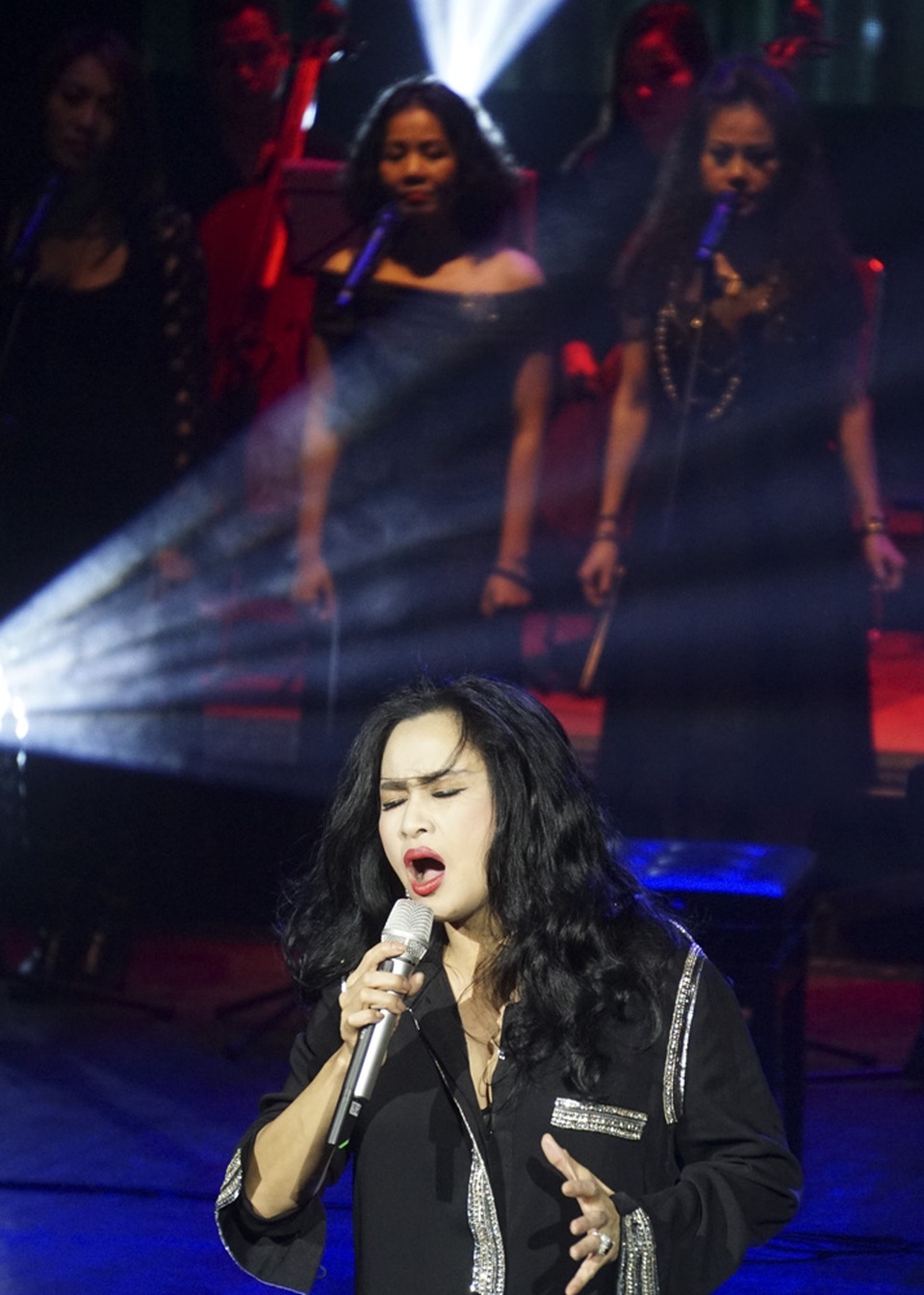 Thanh Lam hát mềm mại, biểu diễn sexy khi hát nhạc Phú Quang - 1 Thanh Lam tiết chế sự phá cách, hát vừa mềm mại vừa sexy đem đến màn trình diễn hấp dẫn trong đêm nhạc Phú Quang.